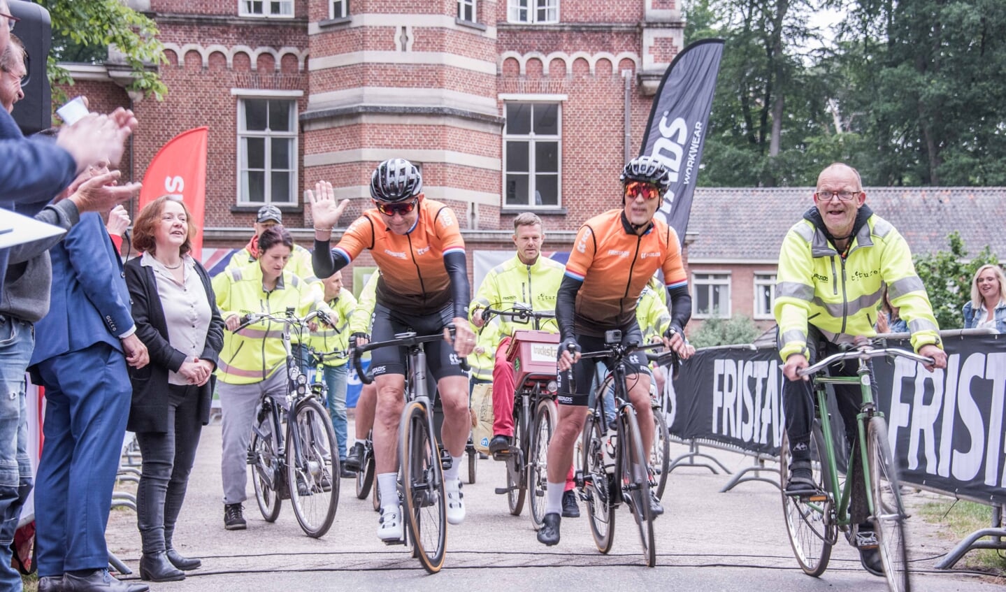 Vertrek van de loodzware sponsortocht vanaf Titurel.