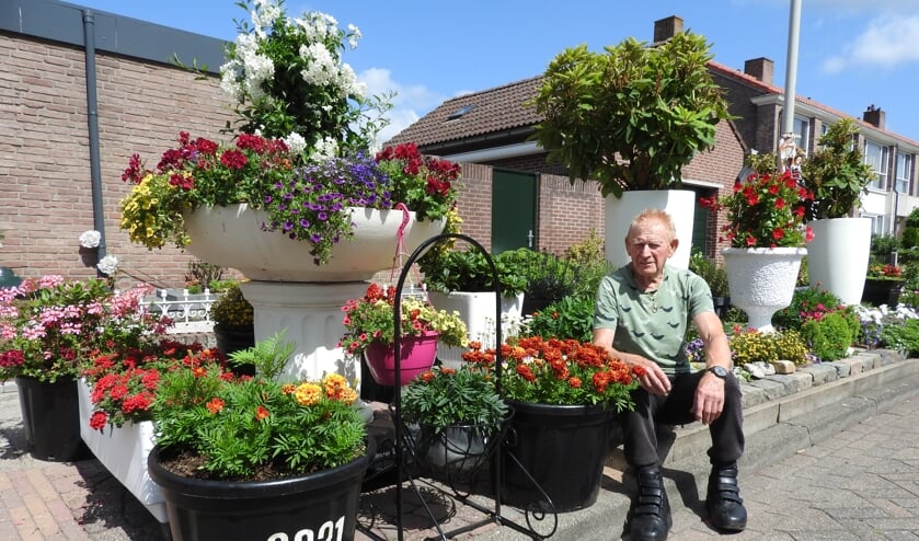 Theo van Meer tussen zijn bloemenpracht.