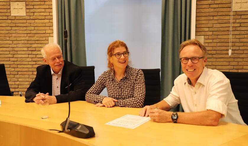 <p>Vrijwilliger Hans Schepers van het Taalpanel, Monique Swagemakers van het To-Taalhuis en wethouder Lars van der Beek bij de ondertekening van de Direct Duidelijk-deal. </p>