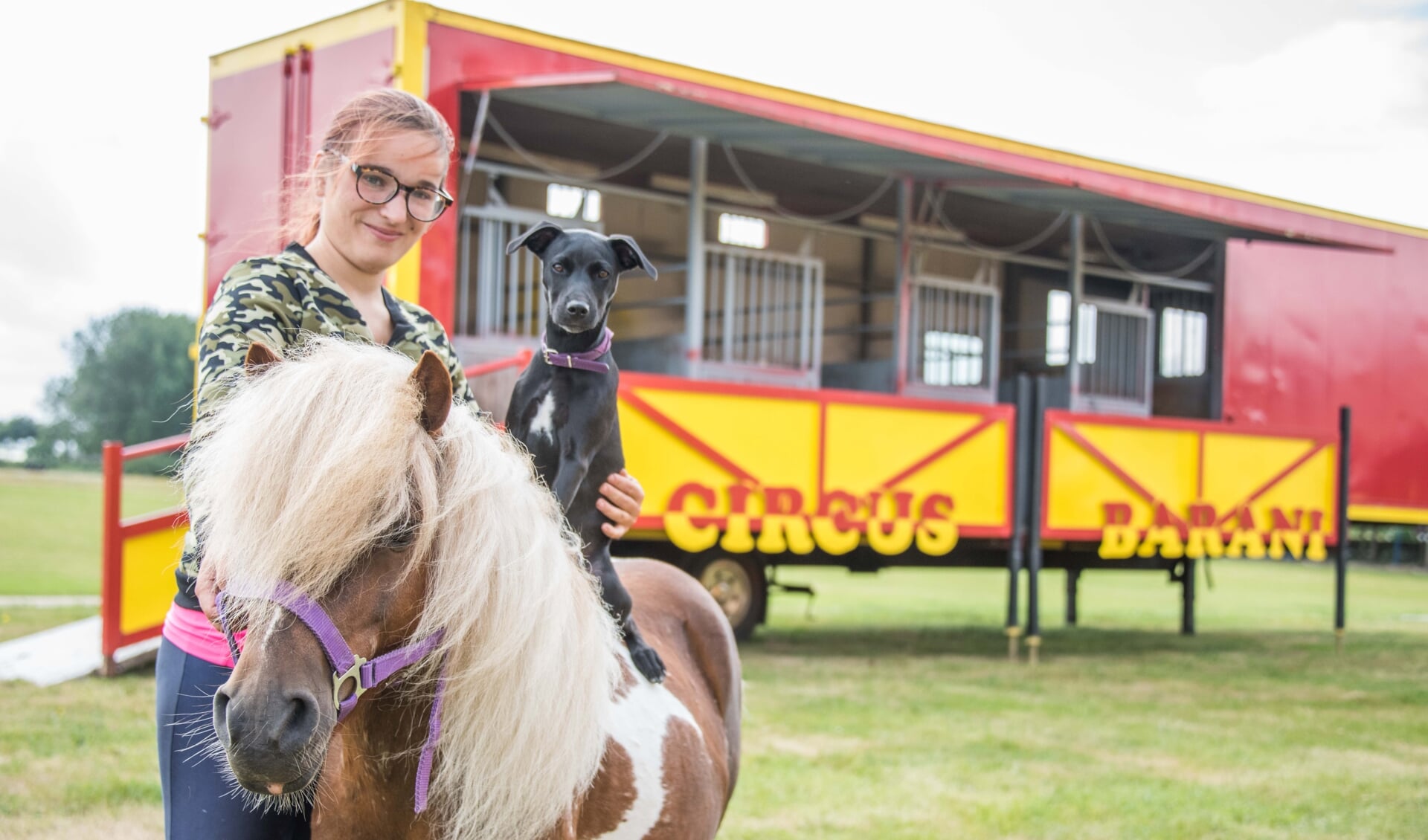 Nicky Mieger met haar hondje Xena en één van de pony's van Circus Barani.