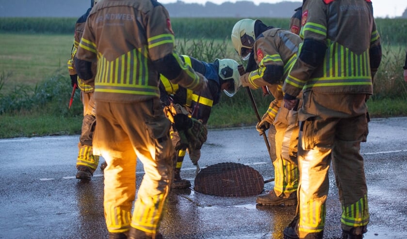 <p>Bij wateroverlast gingen in Halsteren op diverse plaatsen putdeksels drijven. </p>