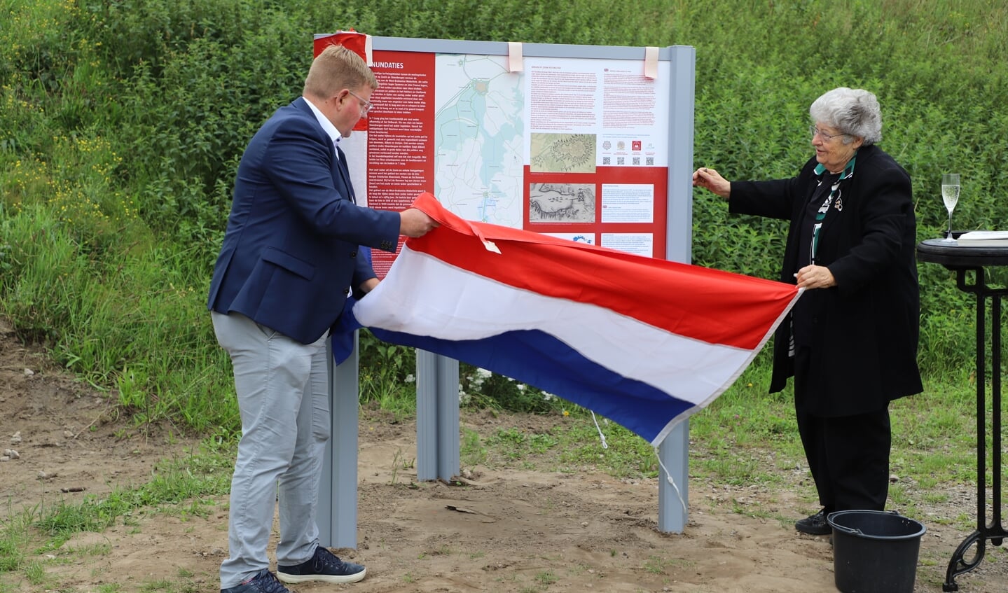 Onthulling informatiepanelen Fort de Roovere door Ans v.d. Berg en Patrick van der Velden.