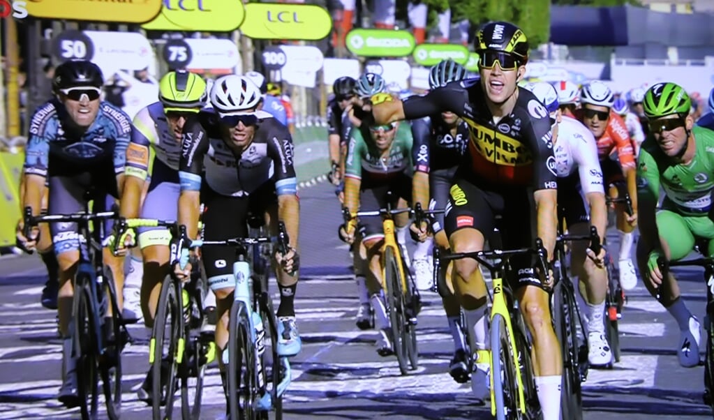 Wout van Aert zegeviert op de Champs-Élysées; Tadej Pogacar won de Tour 2021.