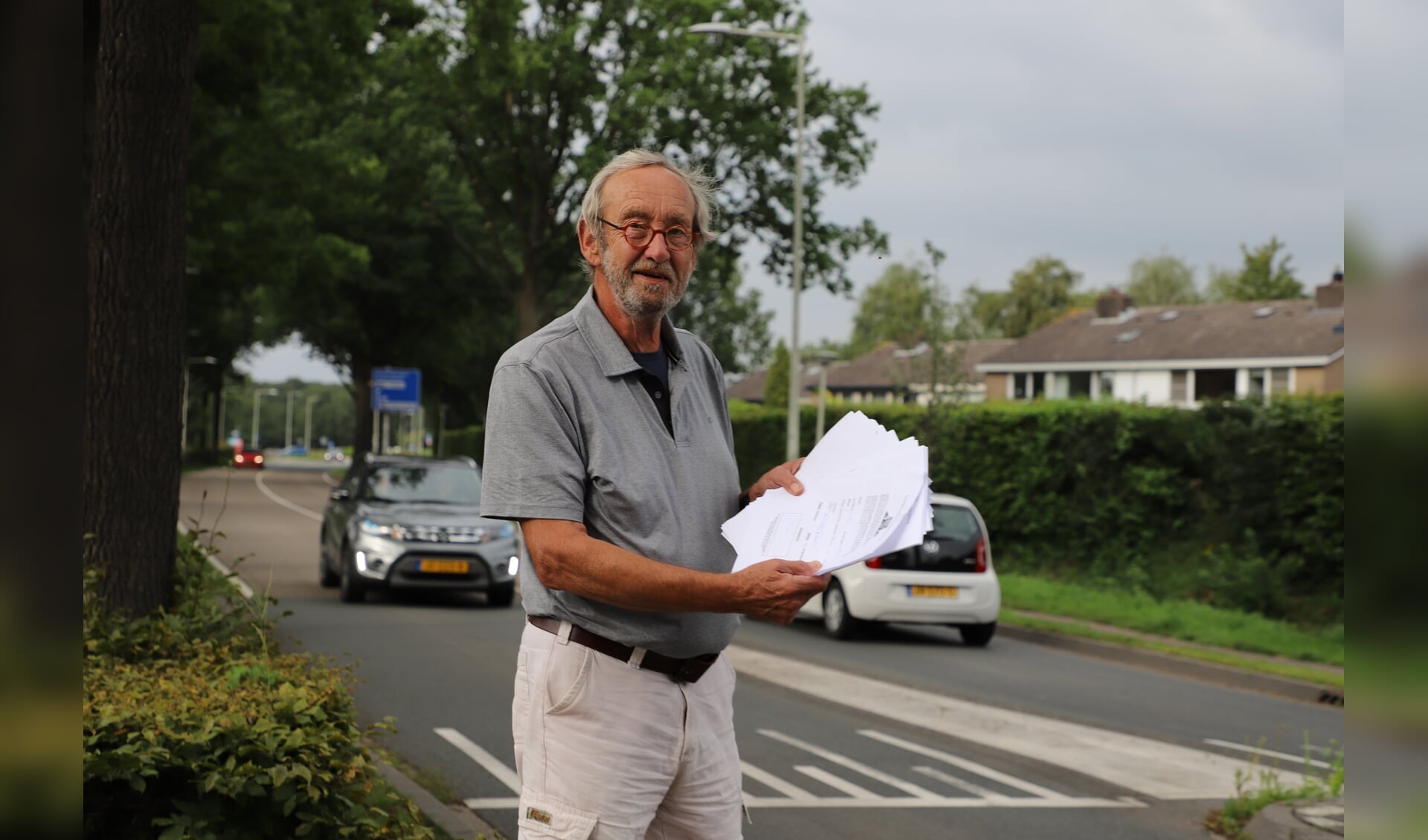 Initiatiefnemer Edward Jansen met een petitie namens omwonenden van de Steenbergseweg. 