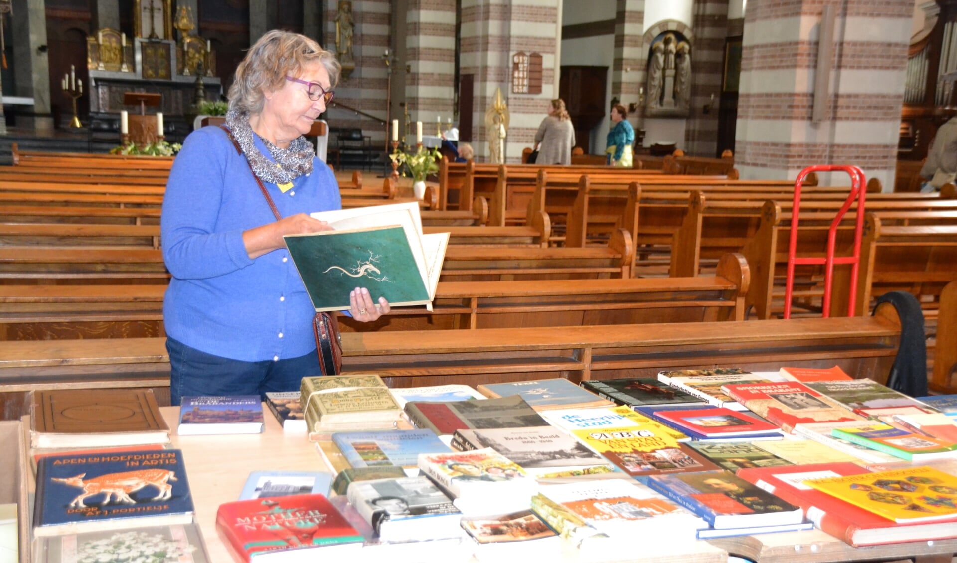 Ook in de Quirinuskerk zelf worden tijdens de snuffelmarkt artikelen aangeboden.