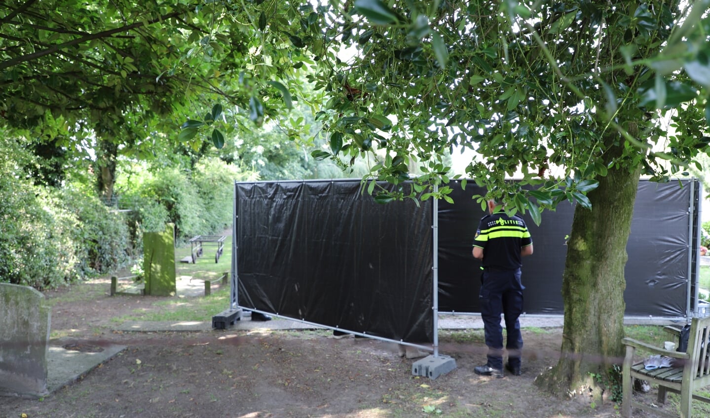 Op het kerkhof achter de Quirinuskerk in Halsteren wordt door forensisch deskundigen het lichaam van Mia Grinwis opgegraven. 
