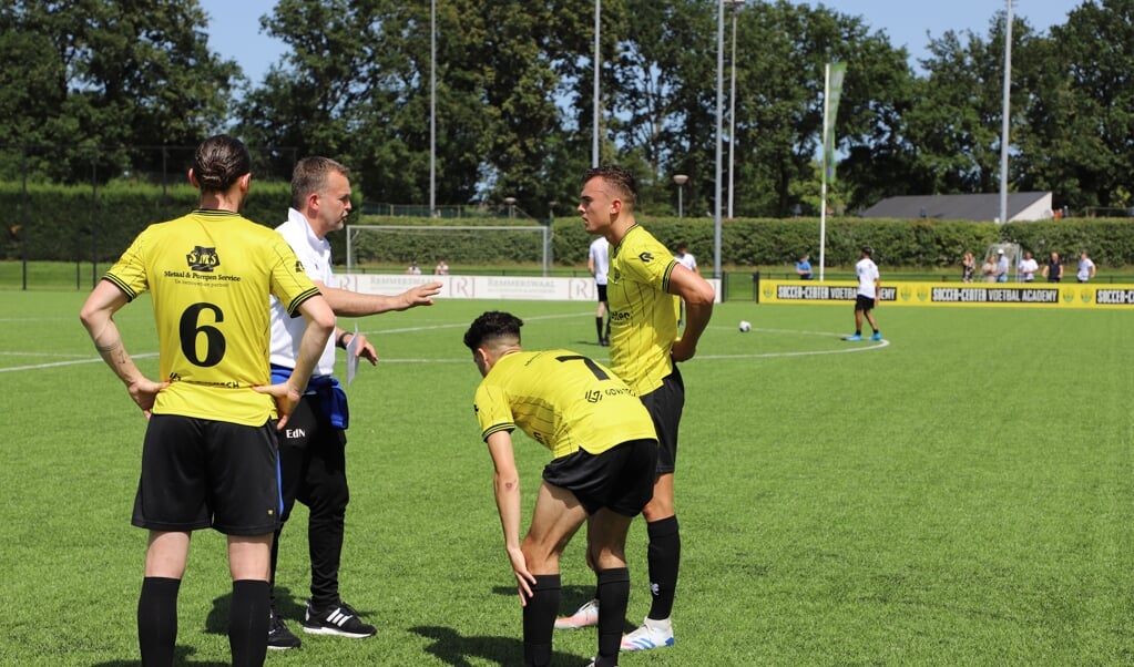 Trainer Erwin de Nijs van RKSV Halsteren - zondag instrueert spelers in een oefenwedstrijd.
