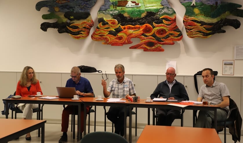<p>Het bestuur van Dorpsraad Halsteren met Eugène van den Eijnden als interim voorzitter (midden).</p>