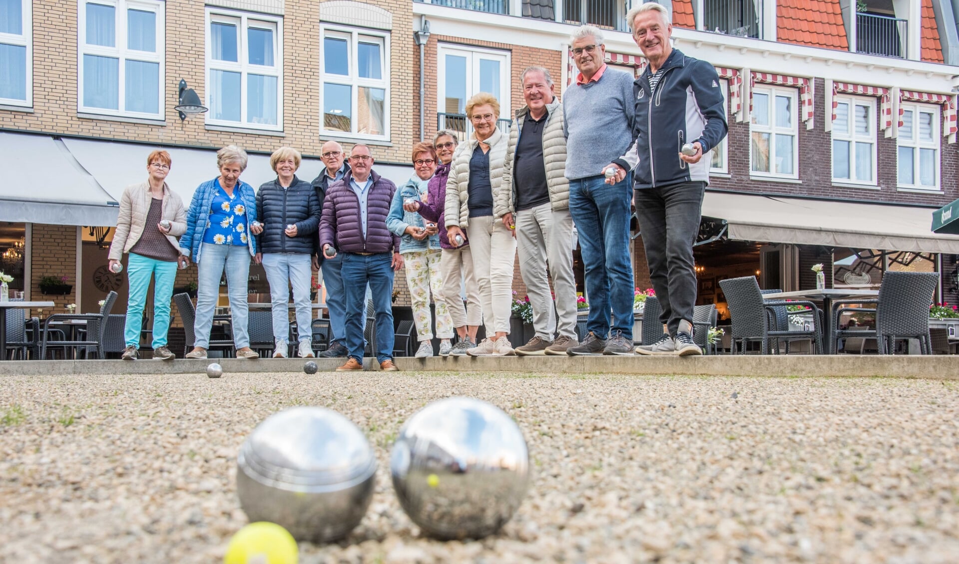 Een groep fanatieke jeu-de-boulers beleeft op het Ouwe Raedthuysplein veel plezier aan het oorspronkelijk Franse balspel.