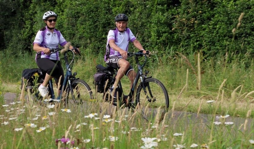 <p>Recreanten van TTC de Liefhebbers onderweg tijdens een fietstocht door de omgeving. </p>