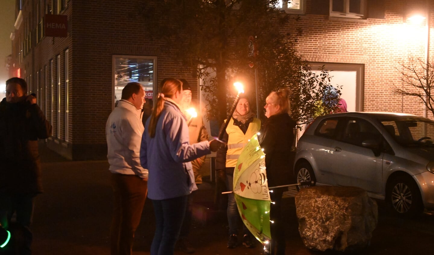 Enkele tientallen mensen namen deel aan de Lichtjestocht in Hoogerheide