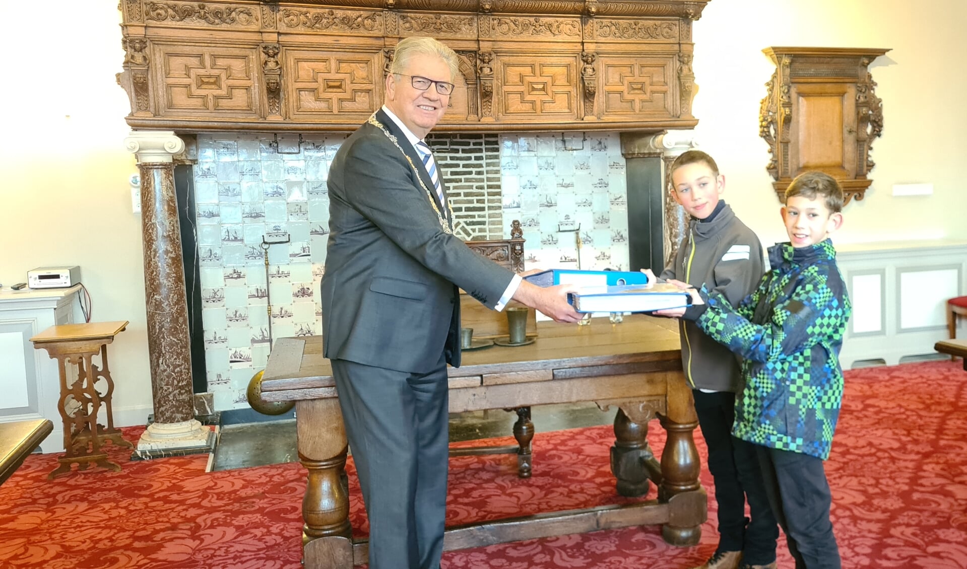 Andreas en Tobias van Steenbergen overhandigden de petitie en bijbehorende handtekeningen aan burgemeester Frank Petter in het oude stadhuis in Bergen op Zoom.  