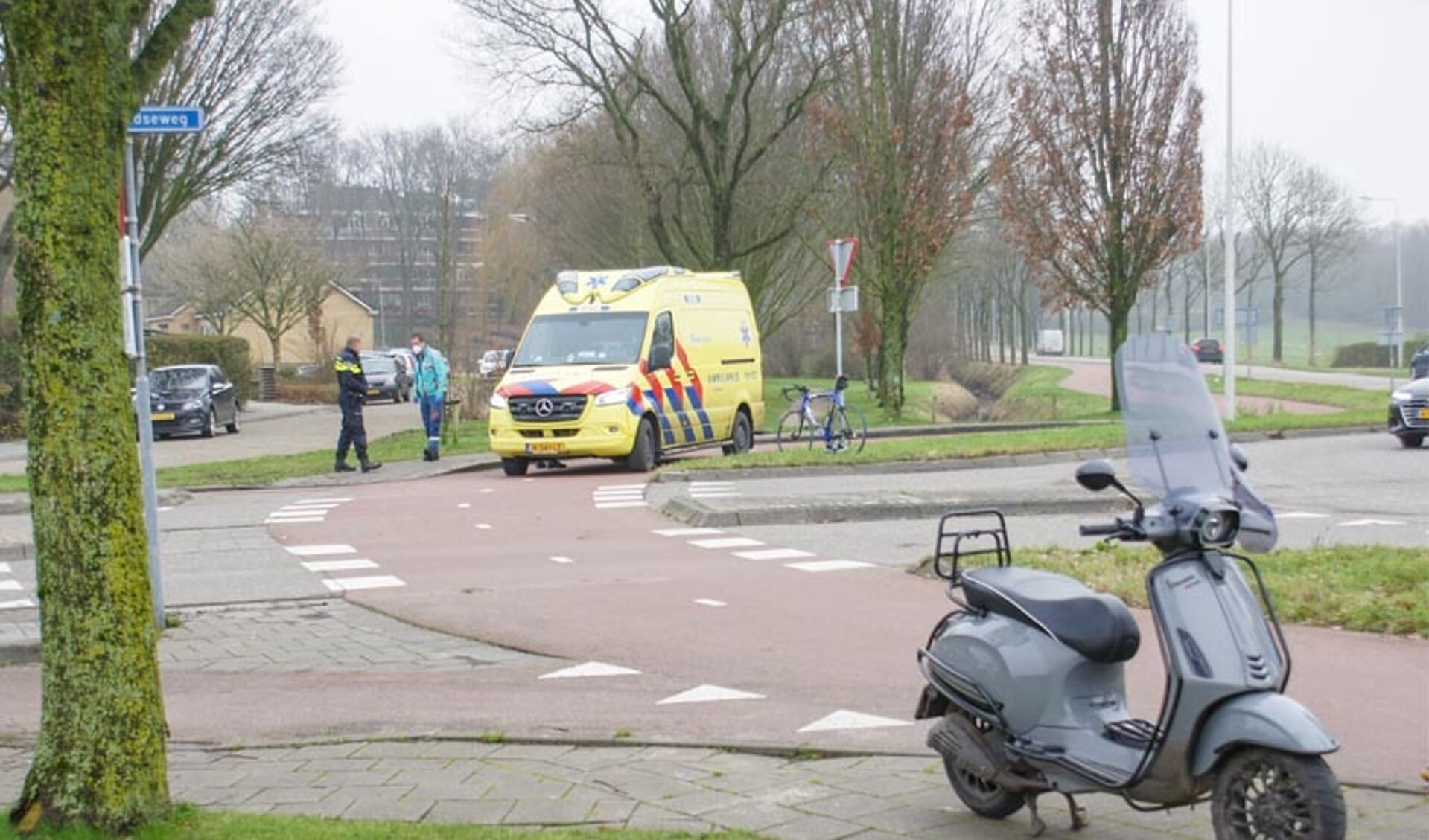 Een ongeval met een wielrenner en scooter op de rotonde Tholenseweg/Jannelandseweg viel deze keer mee.