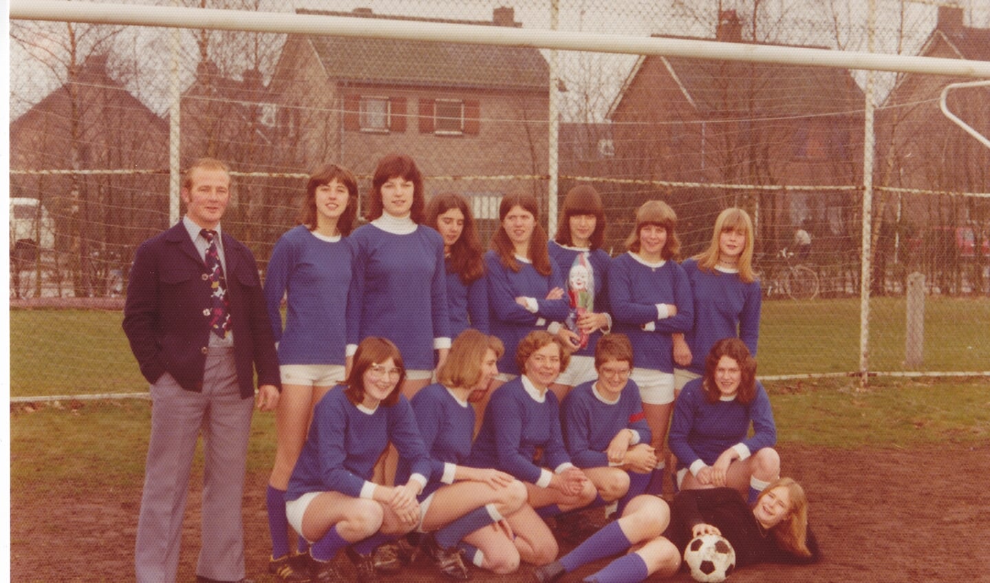 Kampioensteam Vivoo-girls 1975-1976.