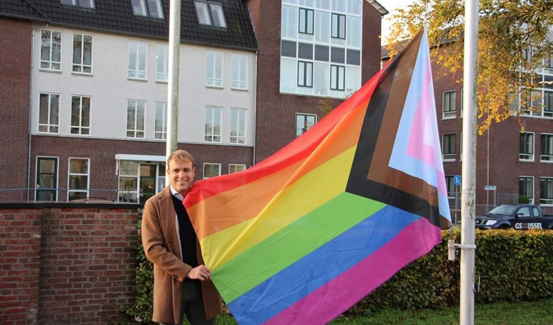 Hijsen van de regenboogvlag door wethouder Thierry de Heer. 