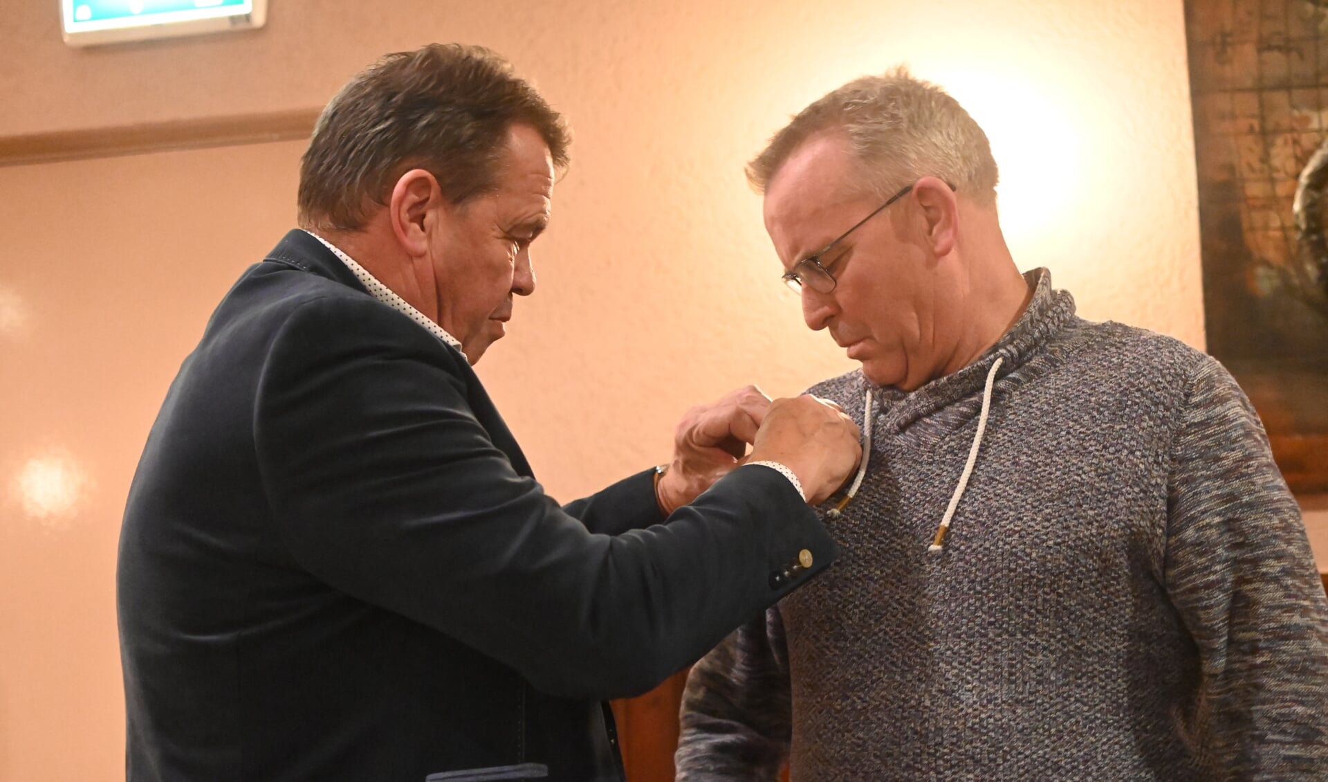 Huldiging René Adriaansen bij Vogeltentoonstelling De Zuidwesthoek.