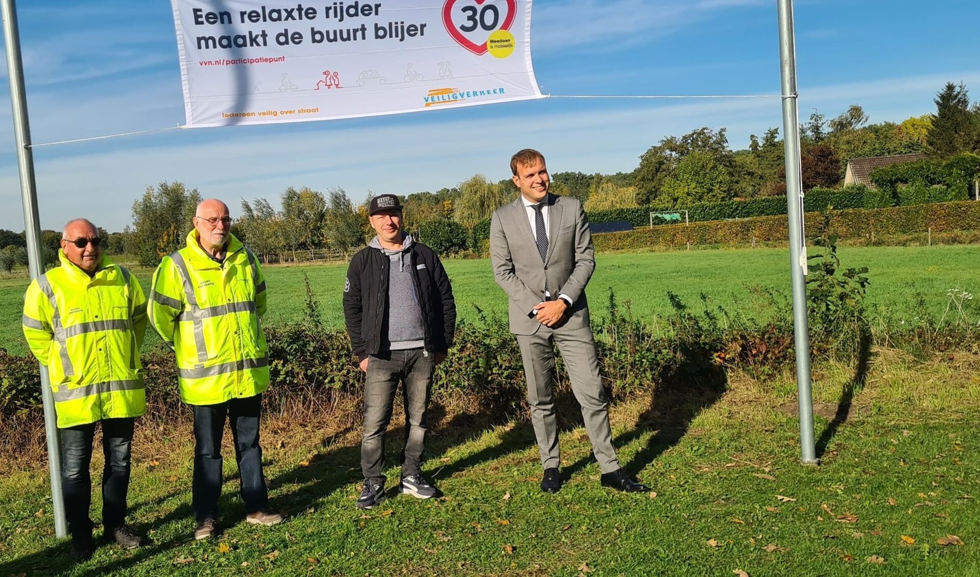 30 km actie in Huijbergen; Buurtpreventie Ronald en Cees, actievoerder Pascal Brugman en wethouder Verkeer Thierry de Heer.