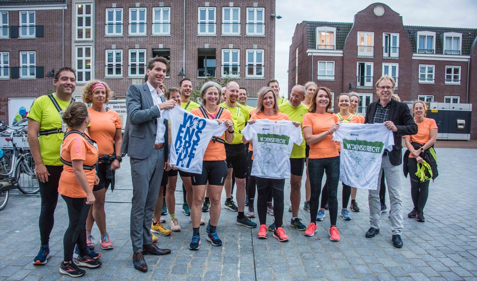 Hardloopgroep Fun to Run krijgt shirts aangeboden van gemeente Woensdrecht.