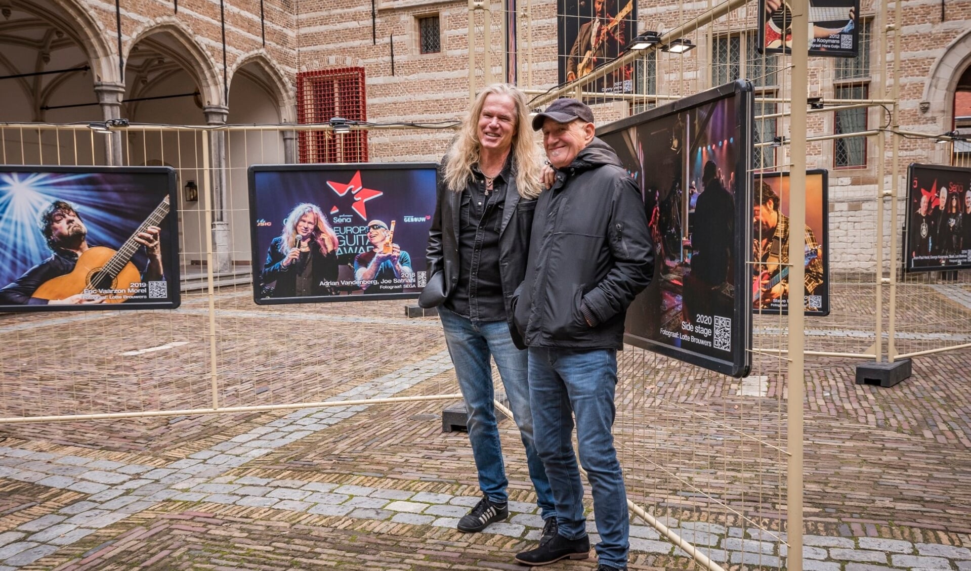 Gitaristen Adrian Vandenberg en Jan Akkerman openen de expositie bij Het Markiezenhof.