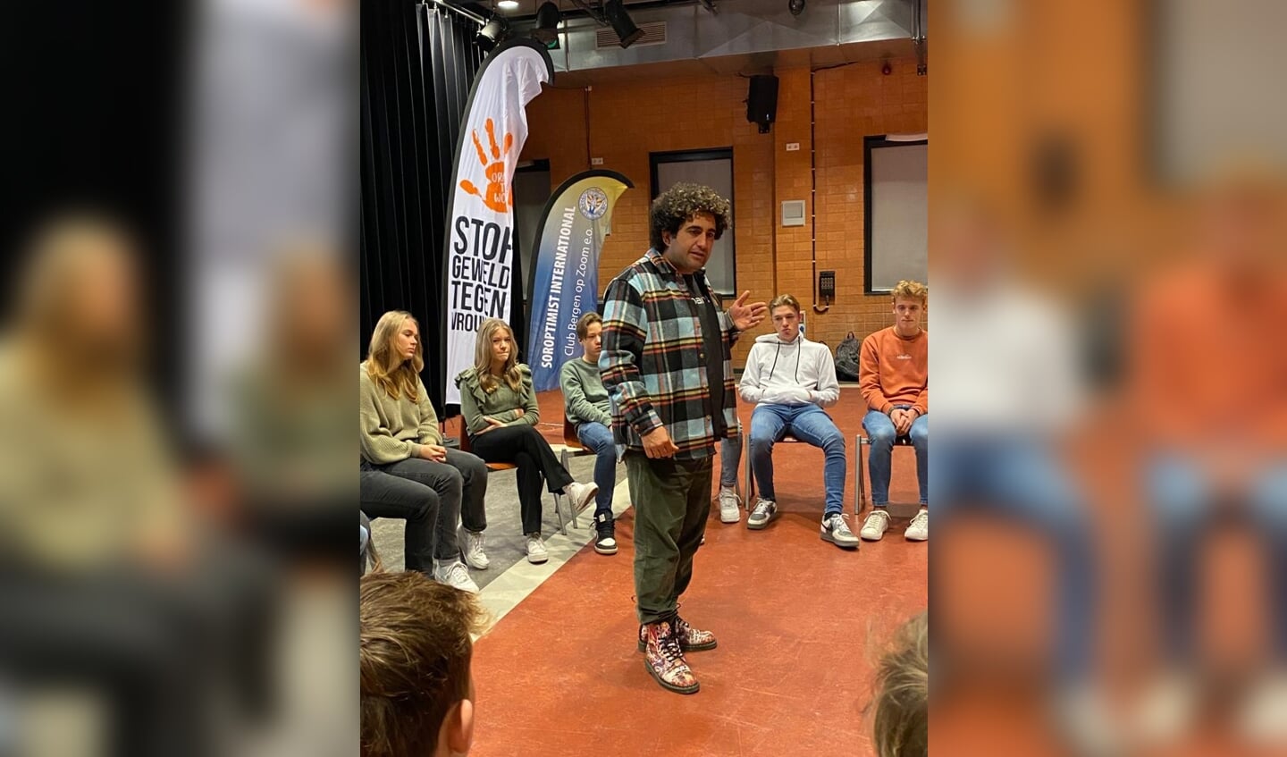 Discussie Stop Geweld tegen Vrouwen met leraar Volkan Tasdan op 't Rijks.