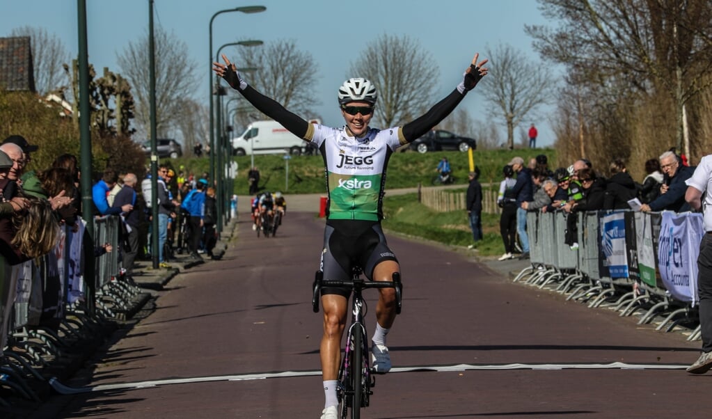 Thalita de Jong wint in Oud-Vossemeer.