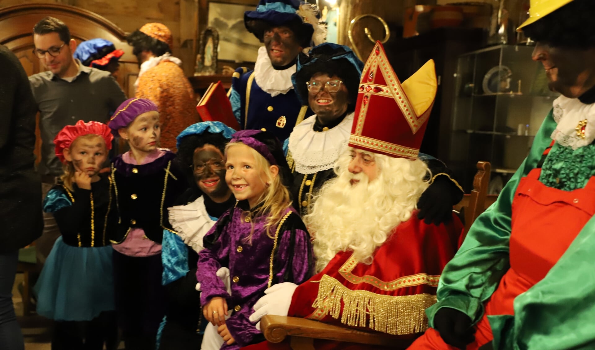 Sinterklaas in Hof van Ram met jonge prijswinnaars kleurwedstrijd.