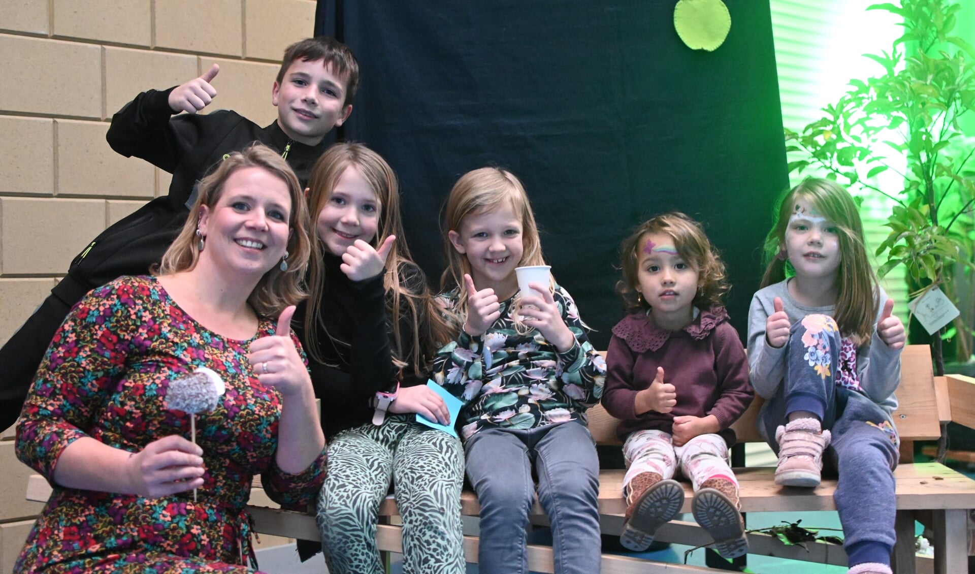 Hanneke van Andel met een groepje kinderen tijdens het eerste Appelfestival. 