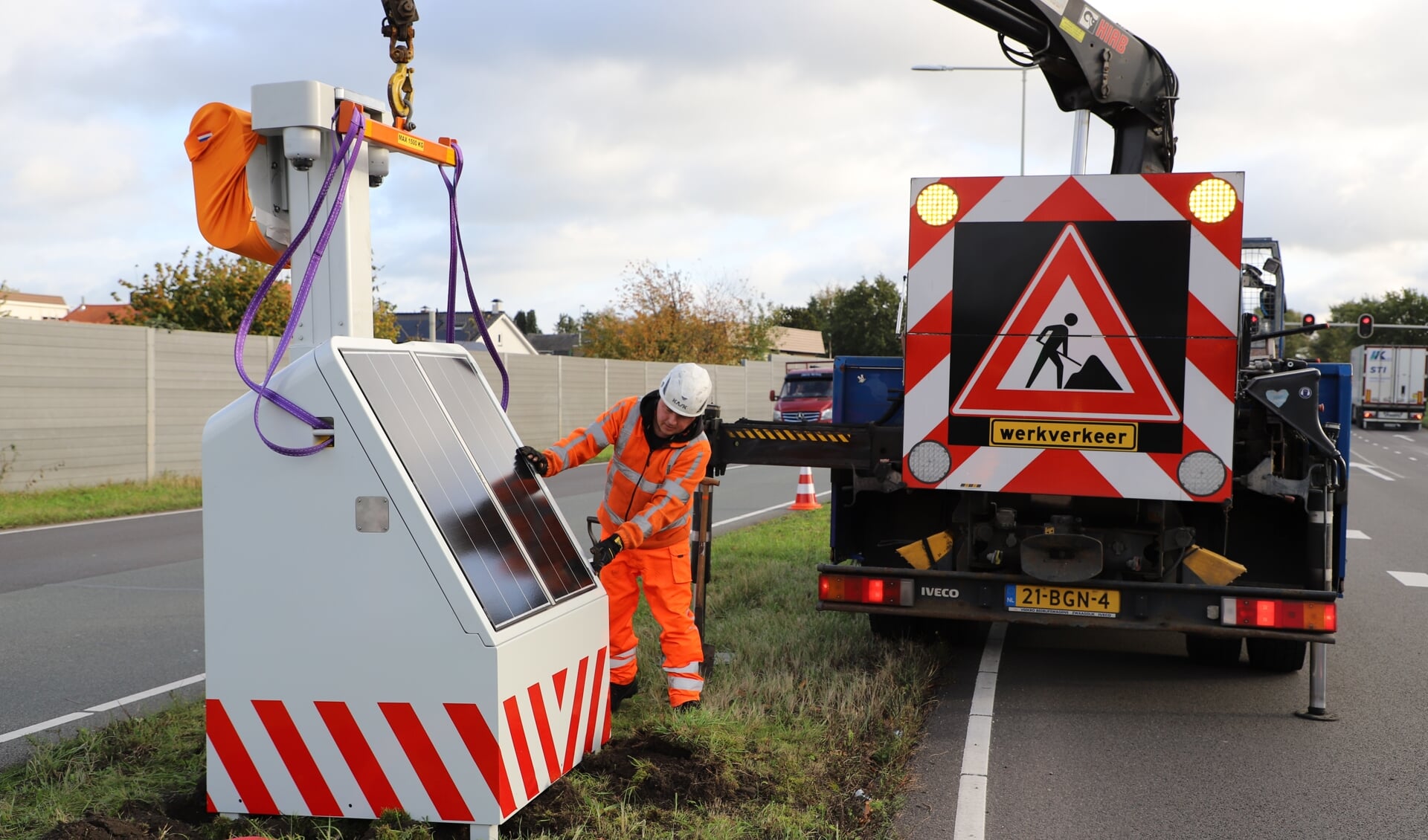 Plaatsing flexflitser langs de Randweg nabij Halsteren.