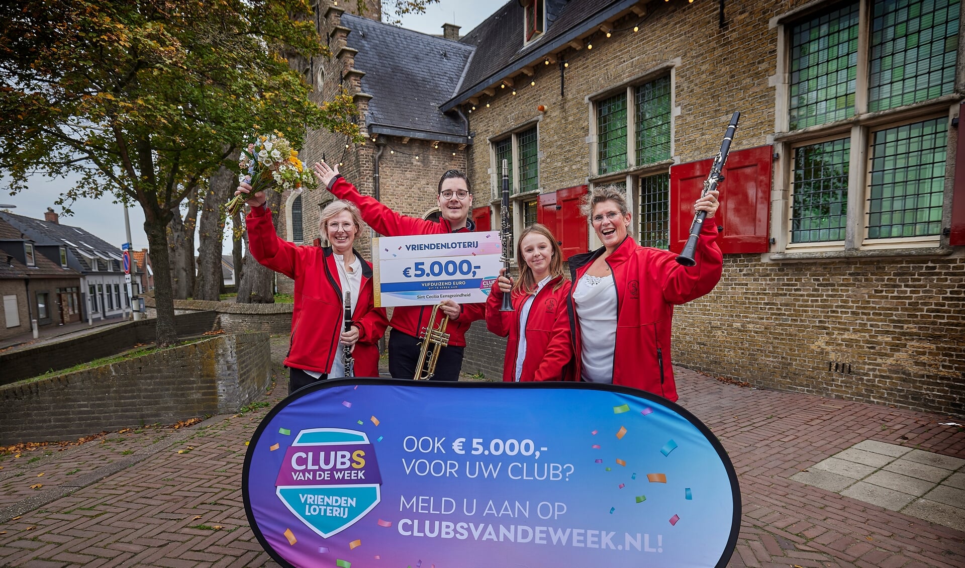 Sint Cecilia Eensgezindheid verrast door de VriendenLoterij met cheque van 5000 euro.