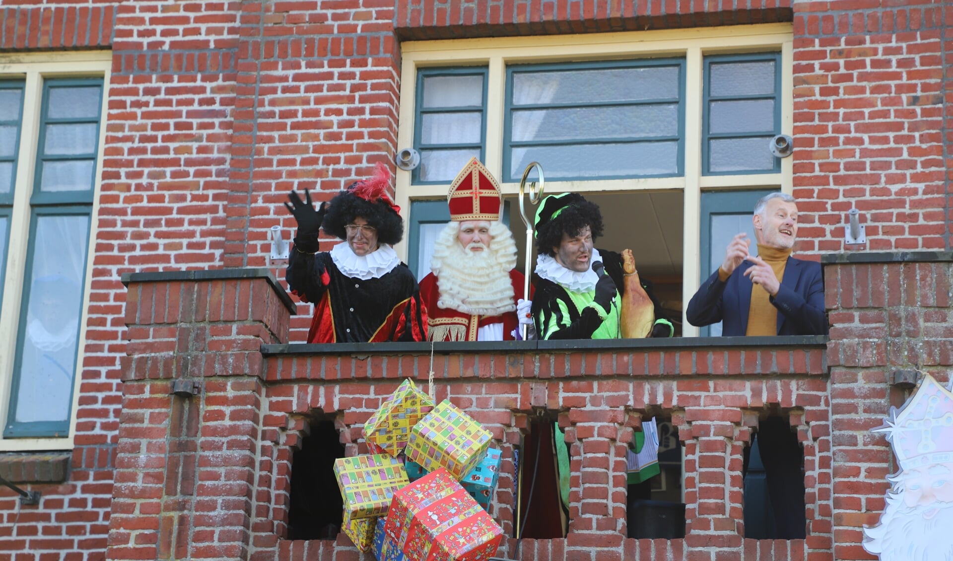 Een verrassend welkom voor Sinterklaas op het bordes van 't Patronaat in Lepelstraat