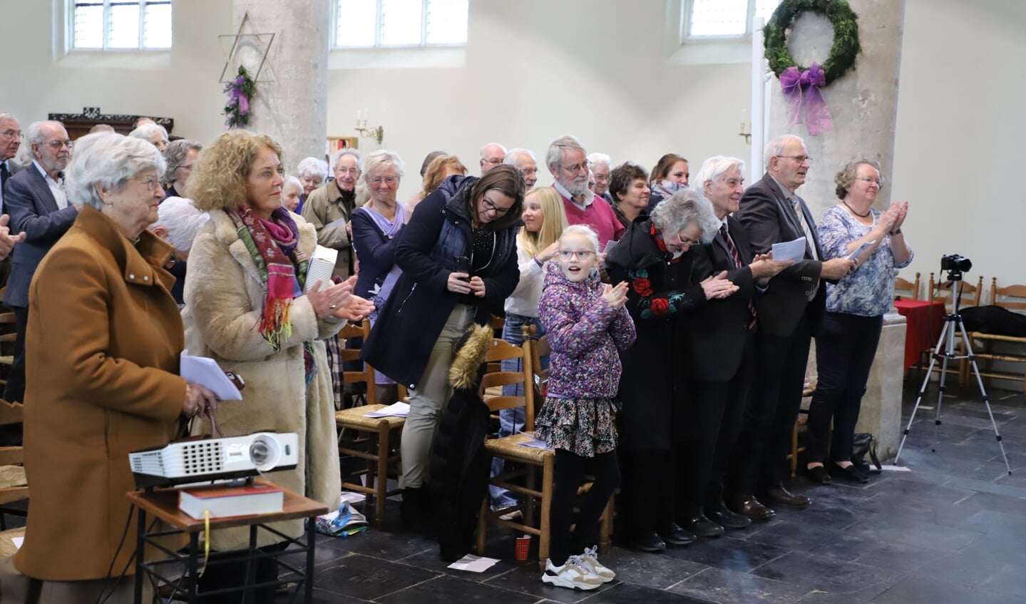 Staande ovatie voor organist Edu de Goffau bij de eredienst 60 jaar Martinuskerk.