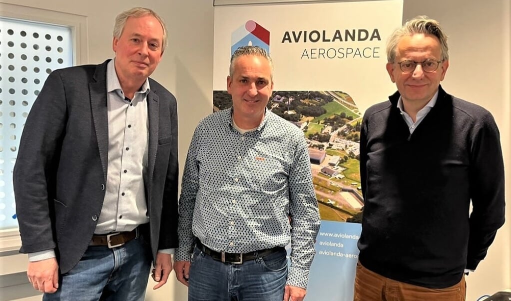 Organisator van de Fokker Slag om Woensdrecht Niels van Elzakker met links directeur Aviolanda Aerospace Sander Heijmans en rechts CEO Fokker Services Roland van Dijk.