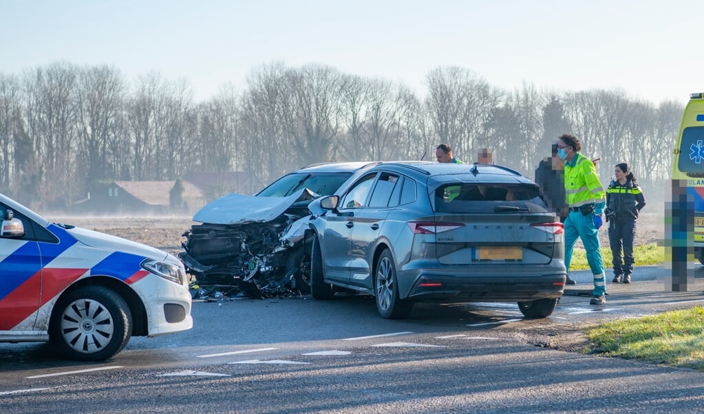 Flinke schade na een botsing op de kruising Schansbaan / Kap. Wielmanlaan in Halsteren.