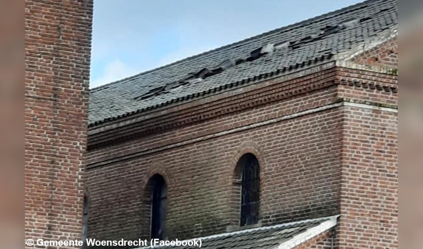 Schade aan het dak van de kerk in Huijbergen. 
