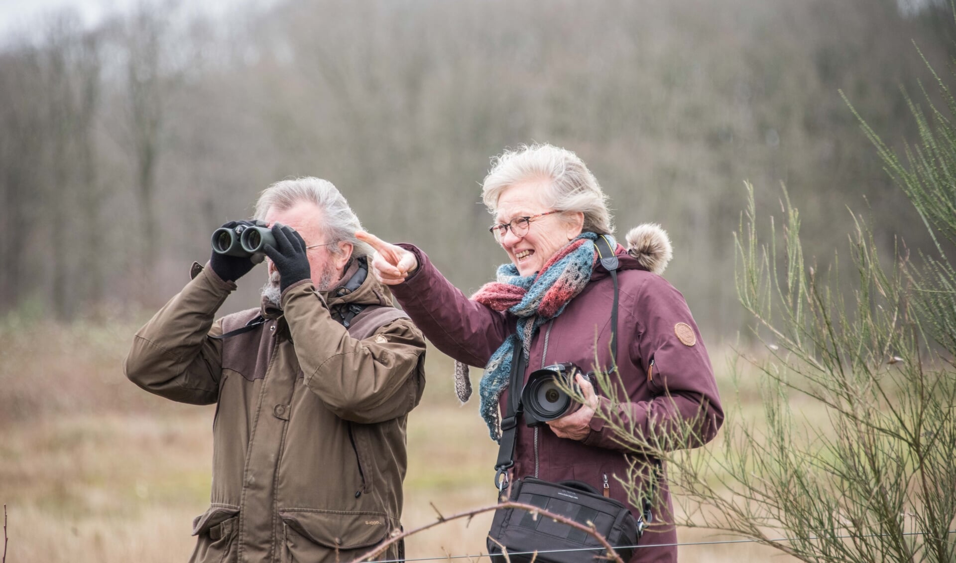 Tijdens hun wandelingen in natuurgebieden gaan Jan en Ria Hogerwaard enthousiast op zoek naar vogels.