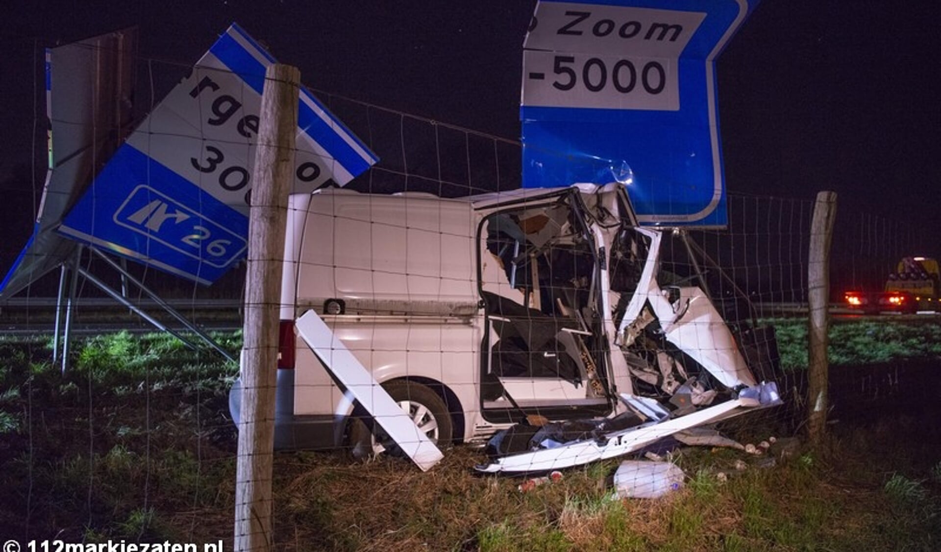 Een bestelbusje splitste een bord langs de A4 bij Halsteren; de bestuurder raakte gewond en is naar het ziekenhuis overgebracht.