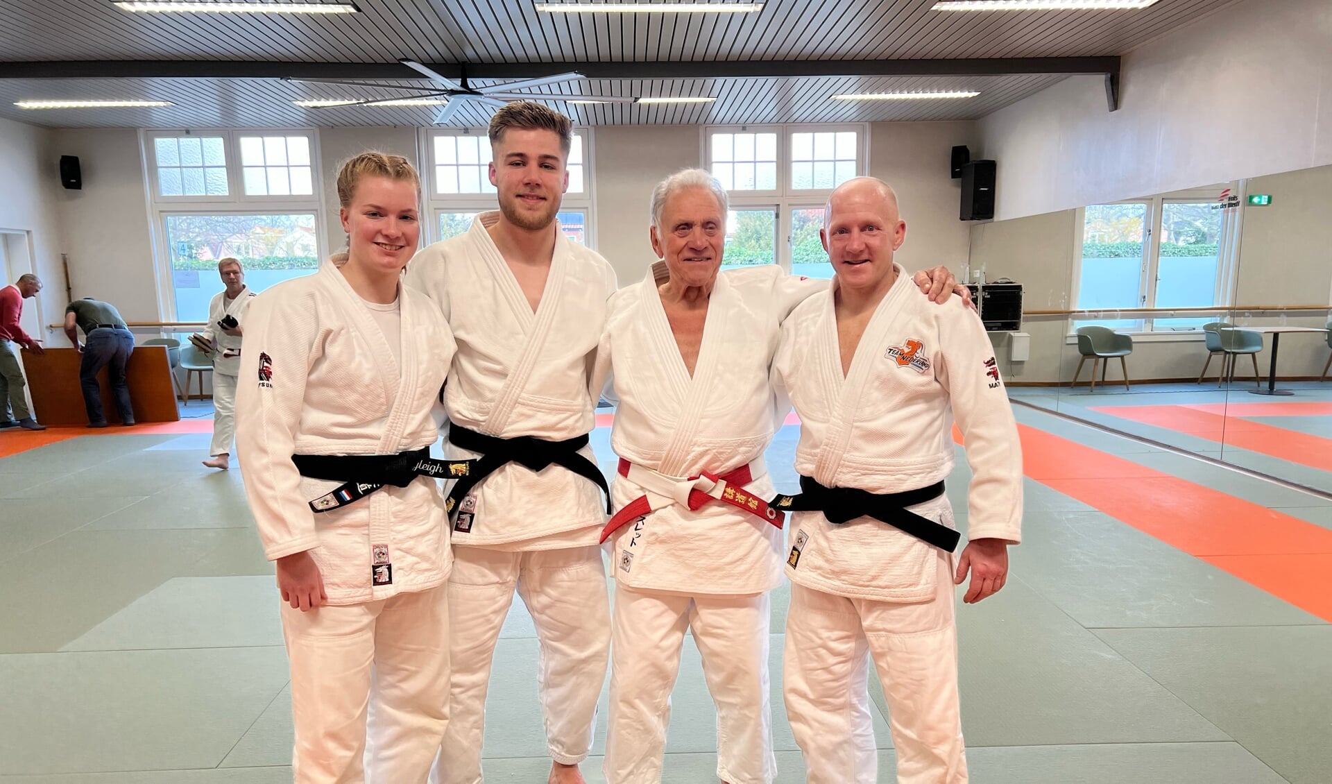 Judoka Peter Goossens (rechts) met zijn leraar en examen partners Kayleigh de Crom en Jelle van Roosendaal. 