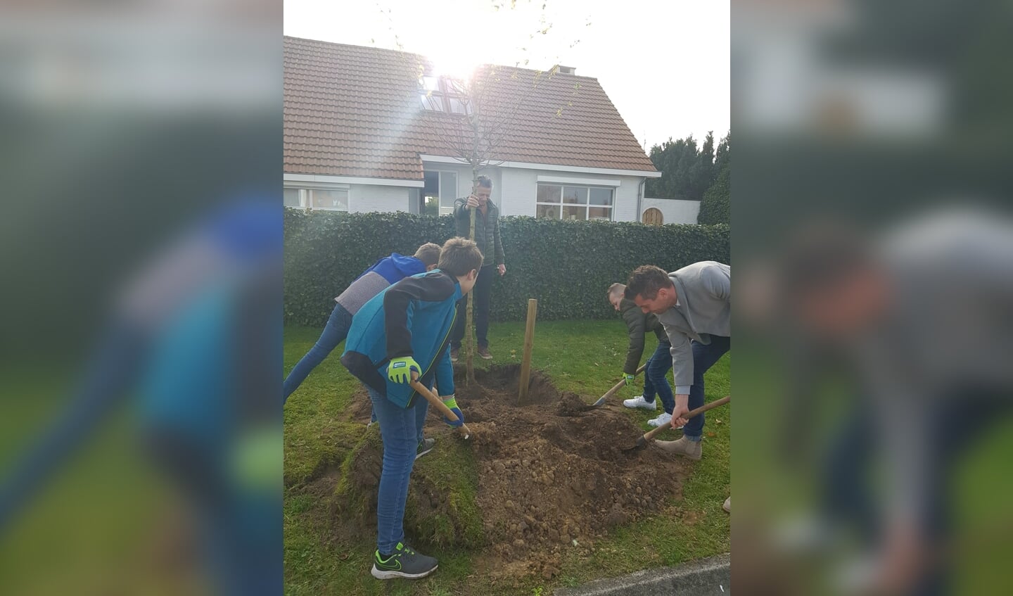 Wethouder Van Agtmaal plant samen met kinderen bomen op Boomfeestdag.