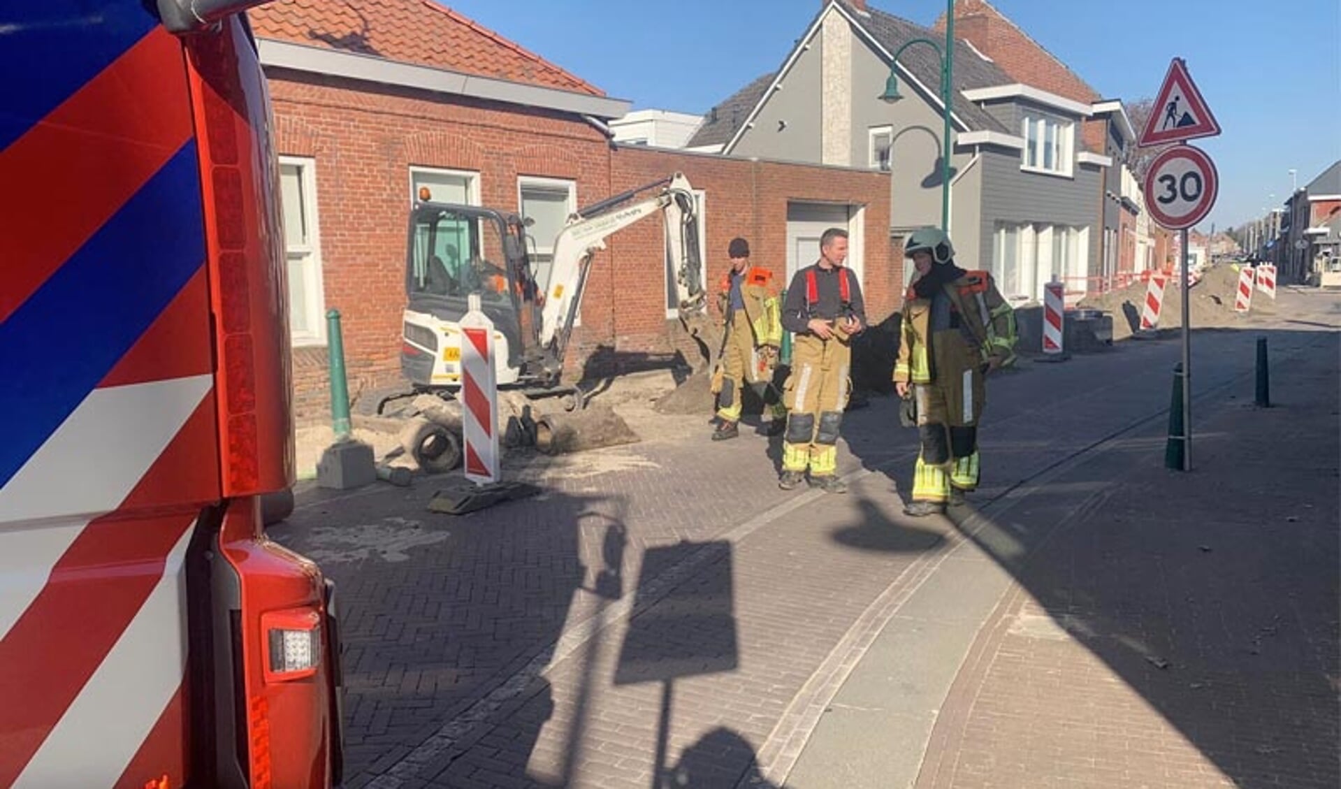 Bij werkzaamheden aan het trottoir aan de Grensstraat in Putte ontstond een gaslekkage. 
