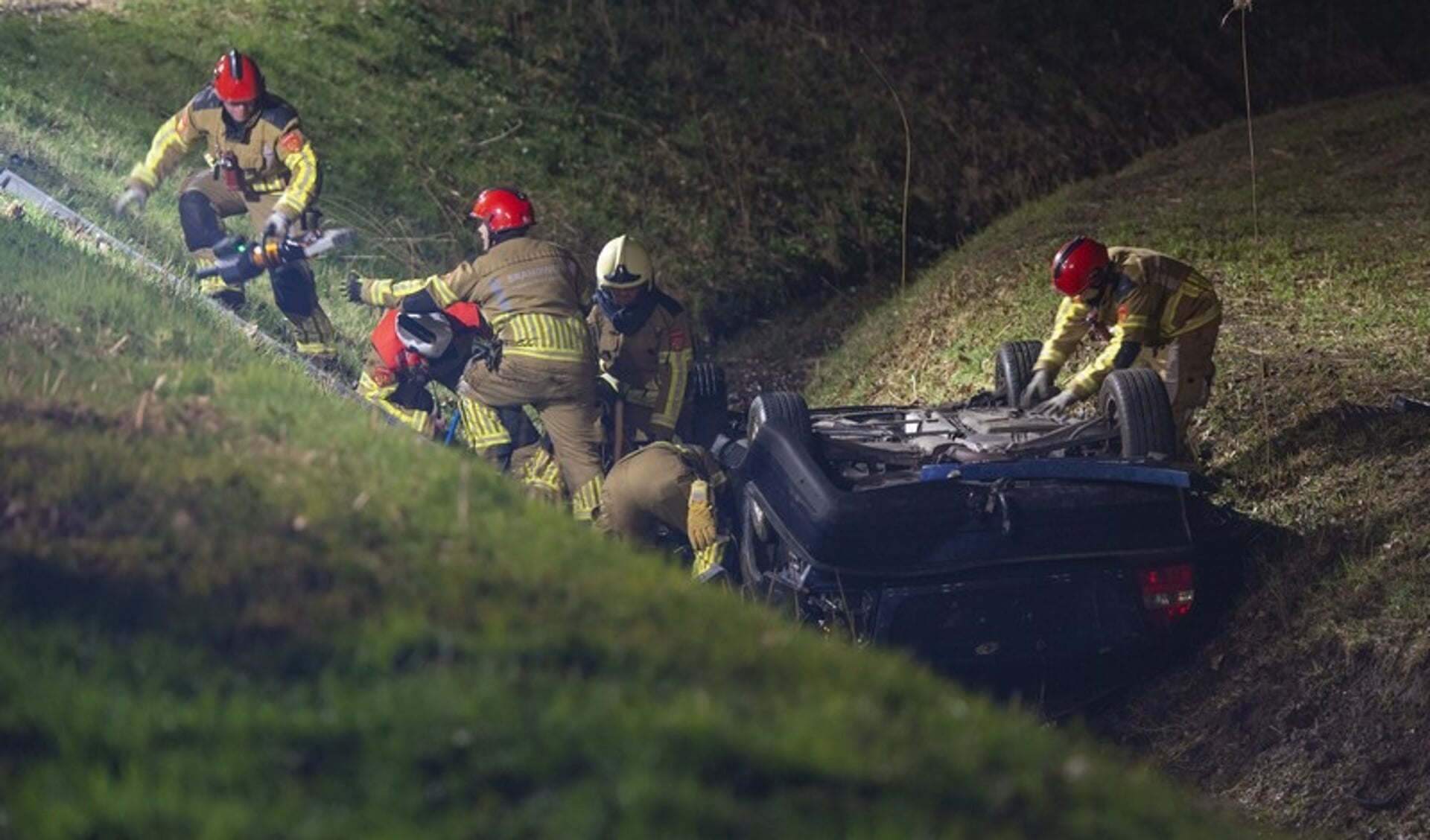 De bestuurder van een auto die ondersteboven in een sloot langs de Ligneweg belandde raakte bekneld. (Foto: 112-Markiezaten). 