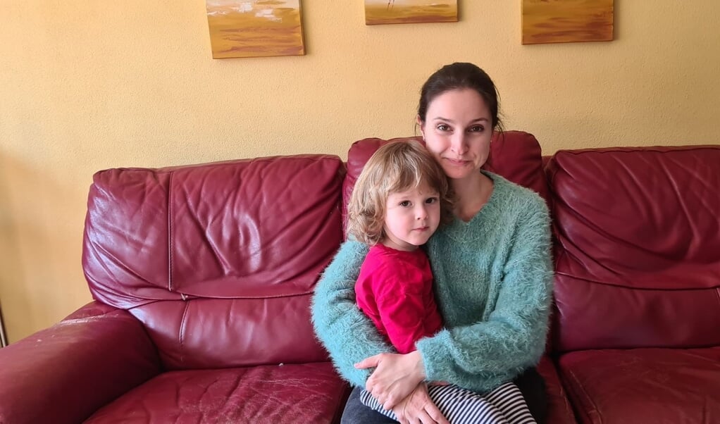 Tanya en haar zoon Nikita verblijven als vluchtelingen in Calfven, samen met haar moeder/Nikita's oma (die niet op de foto wilde). 