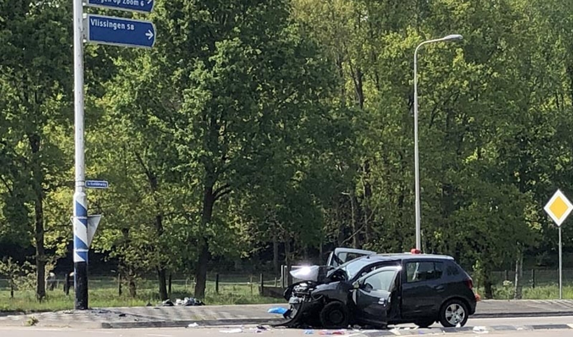 Eenzijdig ongeval op de rotonde Scheldeweg/Bunkerweg waarbij minstens de bestuurder dodelijk gewond raakte. 