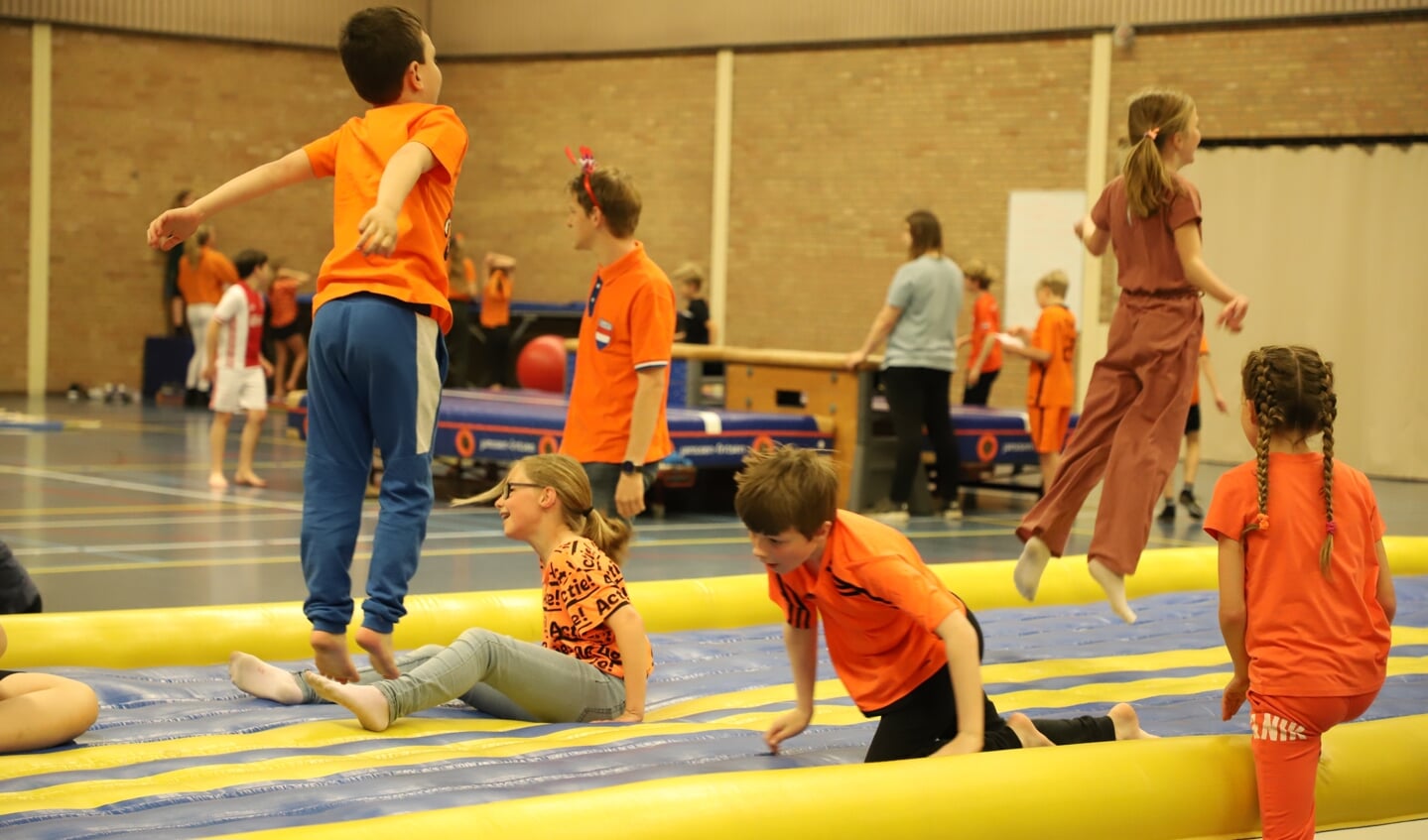 Kinderen van basisschool De Rode Schouw leven zich bij de Koningsspelen uit in Sporthal de Kannebuis.
