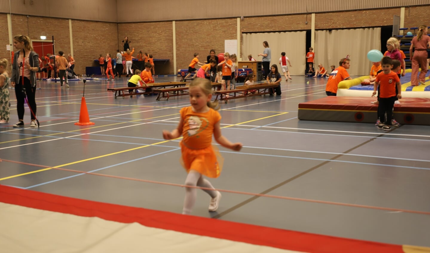 Kinderen van basisschool De Rode Schouw leven zich bij de Koningsspelen uit in sporthal de Kannebuis. 