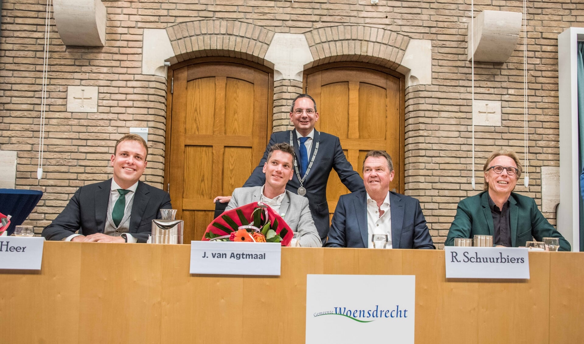 Het nieuwe collegevan de gemeente Woensdrecht, met van links naar rechts wethouders Thierry de Heer, Jeffrey van Agtmaal, Rainier Schuurbiers en Lars van der Beek. Staand burgemeester Steven Adriaansen.