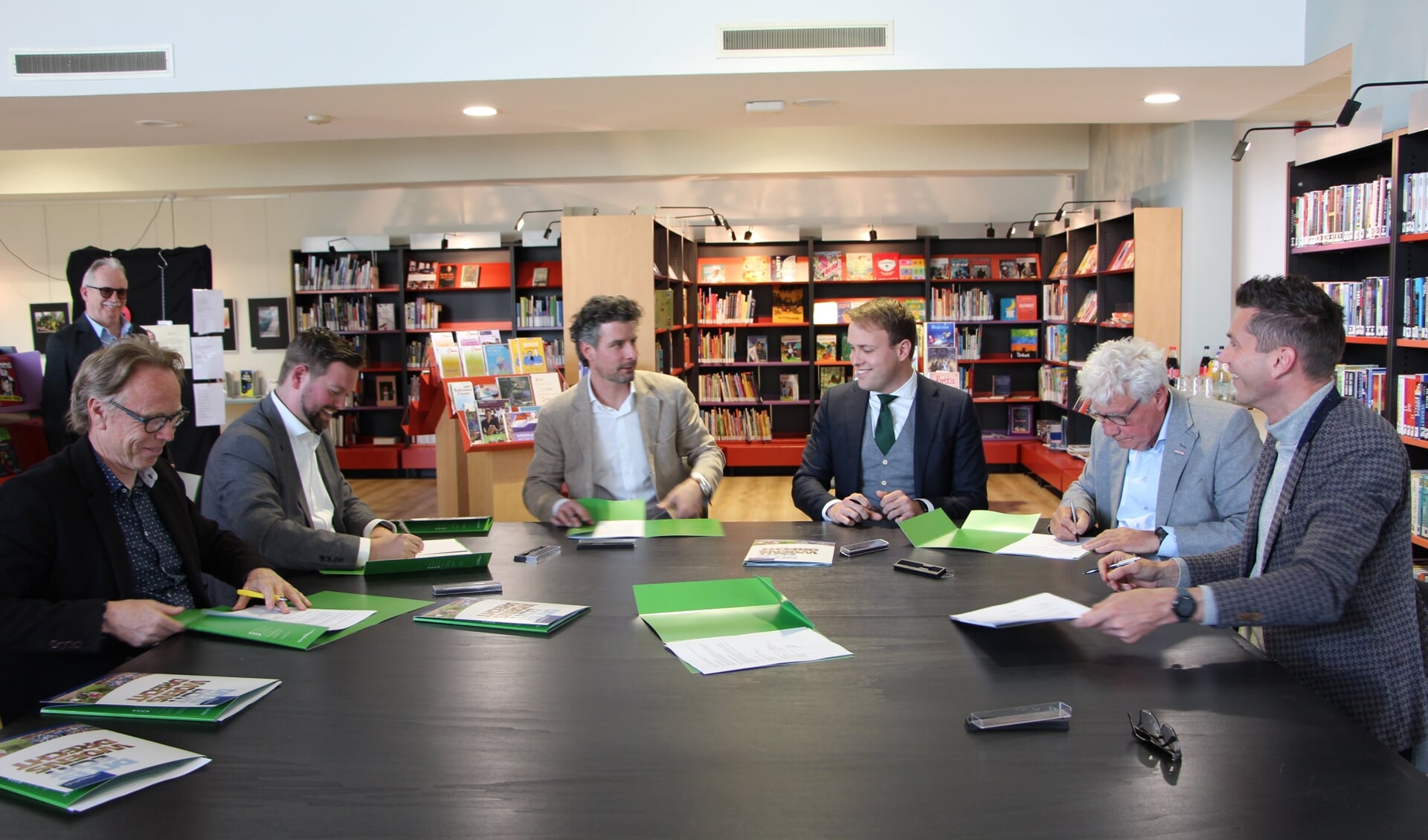 Ondertekening van het coalitieakkoord in gemeente Woensdrecht.