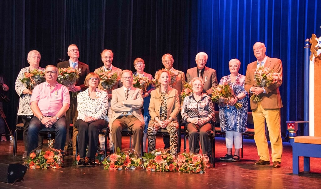 Links voor Ad van Zitteren en rechts voor Nelly Nefs uit Halsteren en elf andere koninklijk onderscheiden inwoners van gemeente Bergen op Zoom.