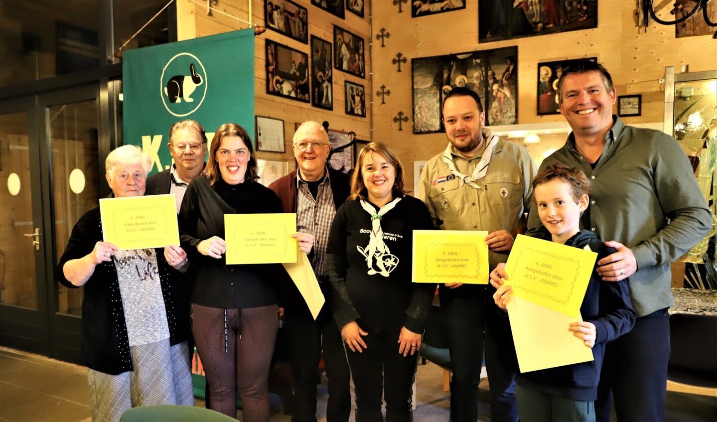 Uitreiking cheques door KSV Animo aan afgevaardigden van Halchterth, Hertenkamp, Scouting en Kindervakantiespel.