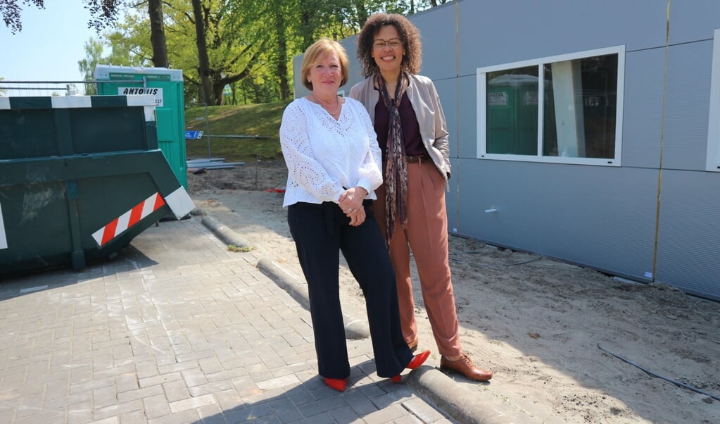 Bestuurders Ingrid van Huijkelom van SDW (links) en Marjolijne Lewis van S&L Zorg (rechts) kijken uit naar de realisatie van de nieuwe woning.

 