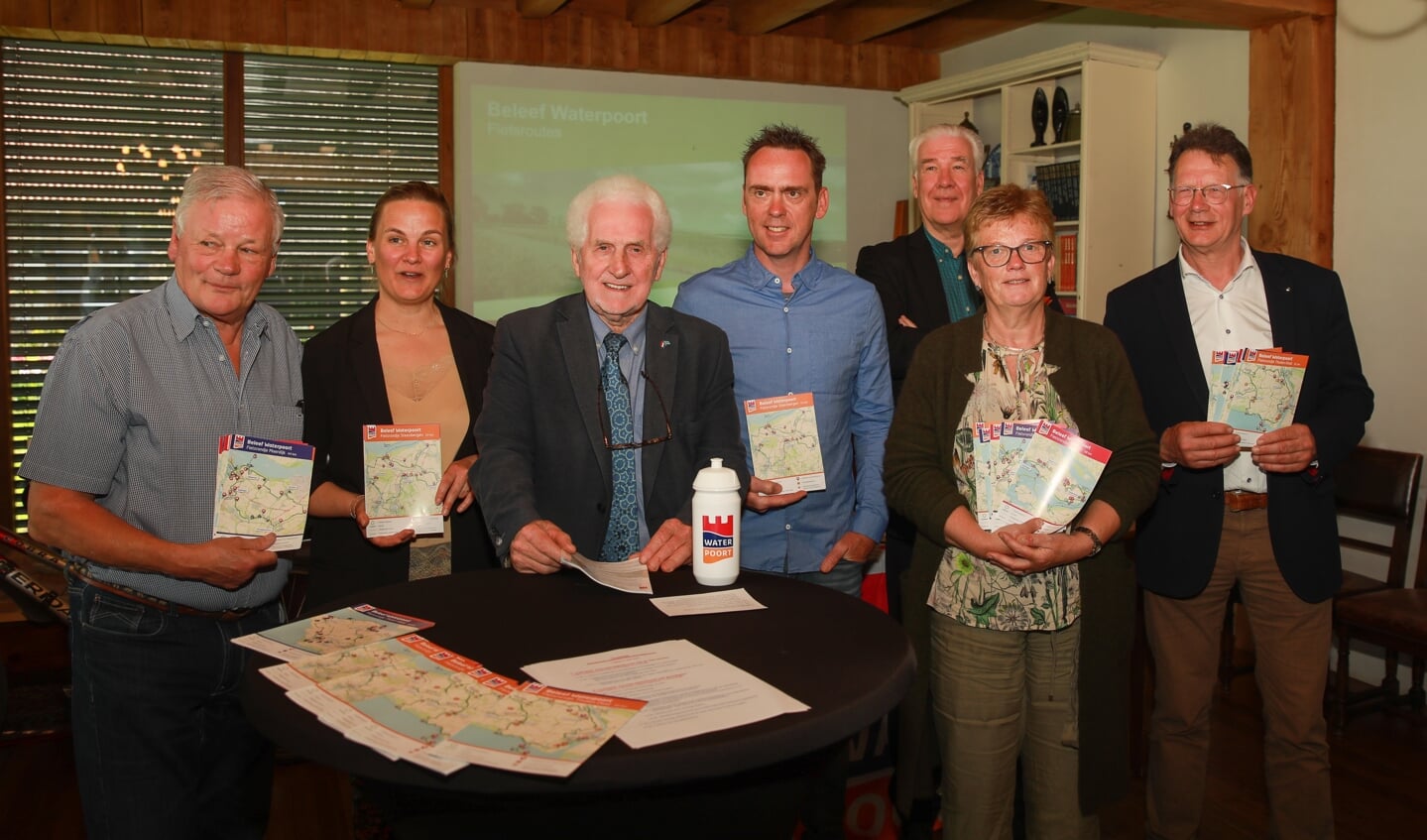 Startschot Waterpoort; v.l.n.r. Marnix Venix, Esther Prent (wethouder Steenbergen) Rini Wagtmans, Koos Moerenhout, Hans Kleij (programmadirecteur Zuid-Holland), Thea Bot (wethouder Goeree-Overflakkee), Kees de Jong (bestuurslid Waterschap Brabantse Delta).